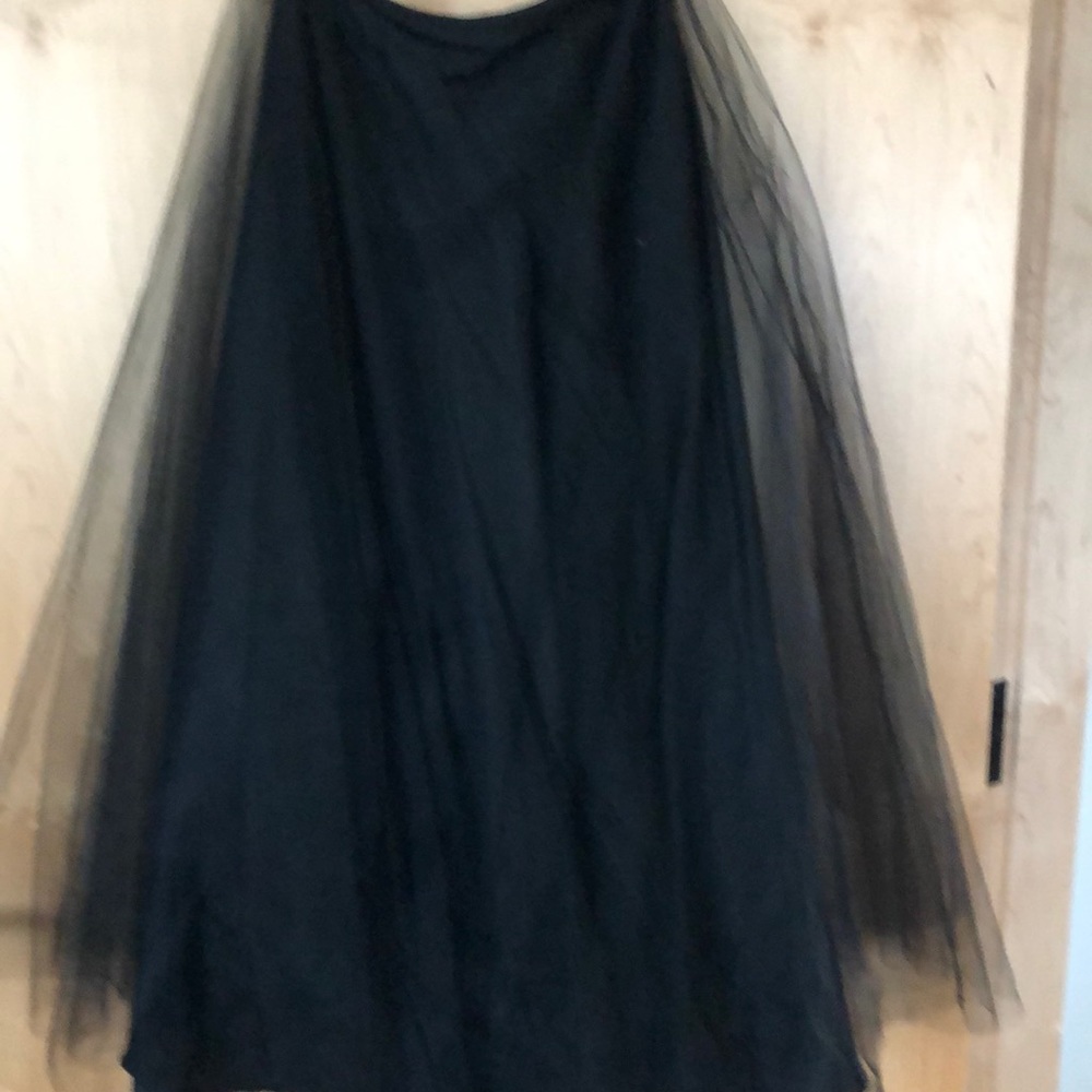 Skirt black.